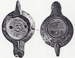 LMP-42528 - Lampe de firme : HERMATIS
terre cuite
TPQ : 50 - TAQ : 100
Lampe moulée sans anse ; le réservoir circulaire est de profil biconvexe asymétrique; bandeau penché vers l'extérieur portant deux ou trois tenons rectangulaires non percés, sur l'axe horizontal. Disque en cuvette profonde bordée par un bourrelet continu. Bec long au petit canal non communiquant avec le disque, chanfreiné sur les côtés. Base circulaire plate en creux limitée par deux anneaux concentriques enfermant l'estampille moulée HERMATIS en relief. Pâte, ou engobe rouge brique.