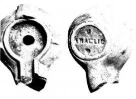 LMP-42529 - Lampe de firme : ERACLIO
terre cuite
TPQ : 50 - TAQ : 250
Lampe moulée sans anse, à bec en ogive et canal de bec; disque lisse cerné d'un bourrelet vertical ; marque en relief ERACLIO.