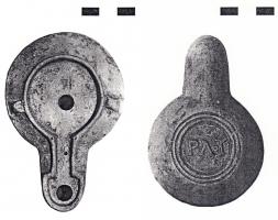 LMP-42530 - Lampe de firme : PAT
terre cuite
TPQ : 50 - TAQ : 200
Lampe moulée sans anse. Réservoir circulaire de profil biconvexe asymétrique. Bandeau penché vers l'extérieur porte deux ou trois tenons rectangulaires non percés, sur l'axe horizontal. Disque en cuvette profonde bordée par un bourrelet interrompu au niveau du bec, par un canal en U percé d'un trou d'évent. Bec long dont le canal communique avec le disque. Base circulaire plate en creux limitée par deux anneaux concentriques enfermant la marque PAT en relief (annelet entre les deux dernières lettres).