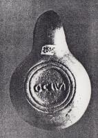 LMP-42533 - Lampe de firme : OCLIVI
terre cuite
TPQ : 50 - TAQ : 100
Lampe moulée sans anse: le réservoir circulaire est de profil biconvexe asymétrique; bandeau penché vers l'extérieur portant deux ou trois tenons rectangulaires non percés, sur l'axe horizontal. Disque en cuvette profonde bordée par un bourrelet continu. Bec long au petit canal non communiquant avec le disque, chanfreiné sur les côtés. Base circulaire plate en creux limitée par deux anneaux concentriques enfermant l'estampille moulée OCLIVI en relief.