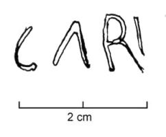 LMP-42536 - Lampe de firme : CARI
terre cuite
TPQ : 50 - TAQ : 200
Lampe moulée, sans anse. Réservoir circulaire de profil biconvexe asymétrique. Bandeau penché vers l'extérieur porte trois tenons rectangulaires rainurés, non percés, disposés en triangle. Disque en cuvette profonde bordée par un bourrelet qui se poursuite sur le bec le long d'un étroit canal et entoure le méplat. Trou d'évent dans le canal. Base circulaire plate en creux limitée par deux anneaux concentriques enfermant la marque CARI.