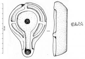 LMP-42558 - Lampe de firme : M A R
terre cuite
TPQ : 100 - TAQ : 300
Lampe moulée, ansée ou non : le réservoir circulaire est de profil biconvexe asymétrique; bandeau penché vers l'extérieur portant deux tenons rectangulaires non percés, sur l'axe horizontal. Disque en cuvette profonde bordée par un bourrelet continu. Bec long au petit canal communiquant avec le disque, chanfreiné sur les côtés. Base circulaire plate en creux limitée par deux anneaux concentriques enfermant l'estampille moulée M A R, en relief. Engobe rouge brique peu adhérent.