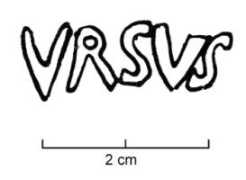 LMP-42590 - Lampe de firme : VRSVS
terre cuite
TPQ : 50 - TAQ : 200
Lampe moulée sans anse ; le réservoir circulaire est de profil biconvexe asymétrique; bandeau penché vers l'extérieur portant deux ou trois tenons rectangulaires non percés. Disque creux, plat et peu profond, bordé par un bourrelet continu. Bec long au petit canal communiquant (L. X) avec le disque, chanfreiné sur les côtés. Base circulaire plate en creux limitée par deux anneaux concentriques enfermant l'estampille moulée VRSVS en relief.