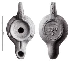 LMP-42593 - Lampe de firme : PBV F
terre cuite
TPQ : 50 - TAQ : 200
Lampe moulée et ansée: le réservoir circulaire est de profil biconvexe asymétrique; bandeau penché vers l'extérieur portant deux tenons rectangulaires sur la partie antérieure. Disque en cuvette profonde bordée par un bourrelet continu. Bec long au petit canal non communiquant avec le disque, chanfreiné sur les côtés. Base circulaire plate en creux limitée par deux anneaux concentriques enfermant l'estampille moulée PBV / F, en relief.