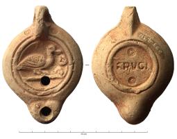 LMP-42607 - Lampe à bec cordiforme : canard, FRVGI
terre cuite
TPQ : 100 - TAQ : 200
Lampe moulée, avec anse verticale percée à deux sillons sur la tranche ; réservoir circulaire à profil biconvexe, bandeau large penché vers l'extérieur et lisse ; disque en simple cuvette limitée par deux sillons. Décor : canard à droite, devant deux fleurs ou fruits ; trait de sol. Bec arrondi cordiforme limité par un sillon. Base circulaire en léger creux limitée par deux sillons concentriques au centre ; marque FRVGI entre deux cercles oculés. Engobe brun rouge sur toute la lampe.