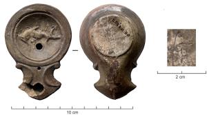 LMP-42639 - Lampe Loeschcke I : baleine
terre cuite
TPQ : -30 - TAQ : 40
Lampe moulée, sans anse, avec large bec à volutes et grand médaillon rond décoré d'une baleine à gauche ; présence d'un trou d'évent sur le bec. Engobe brun-gris.