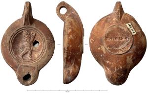 LMP-42642 - Lampe à bec rond limité par un trait : Prêtre de Cybèle, IVNI ALEXI
terre cuite
TPQ : 120 - TAQ : 180
Moulée, anse verticale percée à deux sillons sur la tranche. Réservoir circulaire à profil biconvexe. Bandeau penché vers l'extérieur, disque en cuvette limitée par deux sillons concentriques. Décor : prêtre de Cybèle (ou galle), à droite, jouant du typanon. Bec arrondi limité par un trait droit ponctué aux extrémités. Base circulaire plate en léger relief limitée par un sillon estampillée IVNI ALEXI. Engobe rouge orangé sur toute la lampe.