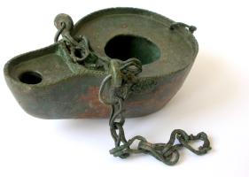 LMP-42648 - Lampe à suspendre
bronze
TPQ : 200 - TAQ : 300
Lampe à bec allongé, avec un rebord autour du bec et du disque, à trou de remplissage centré ; cloison entre bec et disque ; trois suspensions pour chaînette à maillons doubles en 8.