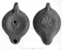LMP-42661 - Lampe à bec rond : lunule, CMEVPO
terre cuite
TPQ : 40 - TAQ : 120
Lampe à bec rond, disque orné d'une lunule ; marque en creux au revers : CMEVPO.