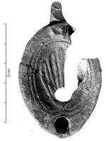 LMP-42694 - Lampe ovale : palme
terre cuite
TPQ : 50 - TAQ : 100
Lampe moulée, de forme ovale, à anse verticale perforée; absence de bec individualisé, le trou de mèche simplement ouvert à la pointe du réservoir ; sur le disque, motif en forme de palme tracée au trait.