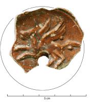 LMP-42702 - Lampe : pégase galopant à gauche
terre cuite
TPQ : 30 - TAQ : 70
Médaillon de lampe fragmentaire présentant Pégase galopant à gauche.