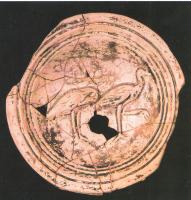 LMP-42708 - Lampe Loeschcke I : Echassiers
terre cuite
TPQ : -30 - TAQ : 40
Lampe moulée, sans anse, large bec à volutes et médaillon convexe limité par trois sillons concentriques; décor : échassier marchant à droite; présence d'un trou d'évent sur le bec; au revers, estampille illisible