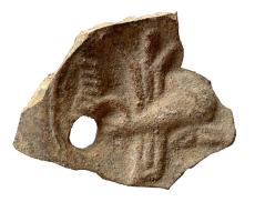 LMP-42710 - Lampe à bec rond limité par un trait : Dauphin et gouvernail
terre cuite
TPQ : 120 - TAQ : 200
Lampe moulée, anse verticale percée à deux sillons sur la tranche. Réservoir circulaire à profil biconvexe asymétrique. Bandeau penché vers l'extérieur, disque en cuvette limitée par deux sillons concentriques. Décor : dauphin à droite, devant un gouvernail. Bec arrondi limité par un trait droit.