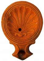 LMP-4297 - Lampe Loeschcke I : Coquillage
terre cuite
TPQ : 1 - TAQ : 50
Lampe ronde à large bec en enclume à volutes. Médaillon décoré d'une valve de coquillage.