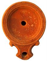 LMP-4299 - Lampe Loeschcke I 
terre cuite
TPQ : 50 - TAQ : 100
Lampe ronde à large bec en enclume à volutes légèrement saillantes. Médaillon large, plat, lisse. Epaule très large et ornée de plusieurs sillons concentriques. Base plate entourée d'un anneau en relief.