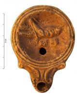 LMP-4307 - Lampe Loeschcke IV : Grillon
terre cuite
TPQ : 50 - TAQ : 150
Lampe à bec en ogive et volutes latérales; disque orné d'un grillon à droite. Argile noisette, engobe marron foncé; base plate entourée d'un anneau en relief.