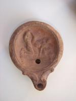 LMP-4368 - Lampe Loeschcke IV : scène érotique
terre cuite
TPQ : 50 - TAQ : 150
Lampe à bec rond; disque orné d'une scène érotique sur lit. Argile orange-marron, engobe perdue; base plate.