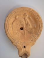 LMP-4372 - Lampe Loeschcke IV : Léda 
terre cuite
TPQ : 50 - TAQ : 150
Lampe à bec rond; disque orné de Leda avec le cygne. Argile beige, engobe beige; base plate.