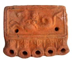 LMP-4400 - Lampe alexandrine à 5 becs : Eros sur cheval marin
terre cuite
TPQ : 100 - TAQ : 200
Lampe rectangulaire à 5 becs. Sur le médaillon bordé de moulures, Eros sur cheval marin. Base plate.