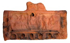 LMP-4401 - Lampe alexandrine à 10 becs : Scène de marché
terre cuite
TPQ : 100 - TAQ : 200
Lampe rectangulaire à 10 becs. Scène de marché : à gauche : marchand dans son échope; devant lui, passant avec un âne; au centre, un Eros sort de l'édifice; à droite, un esclave porte un fardeau vers une femme assise. Argile orange clair, engobe orange brique. Base plate.