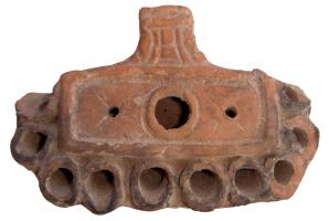 LMP-4403 - Lampe alexandrine à 10 becs : KAIEISORA
terre cuite
TPQ : 100 - TAQ : 200
Lampe rectangulaire à 10 becs. Argile orange clair, engobe orange brique. Base plate. Marque incisée : KAIEISORA en lettres grecques.