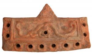 LMP-4404 - Lampe alexandrine à 10 becs : Serpents
terre cuite
TPQ : 100 - TAQ : 200
Lampe rectangulaire à 10 becs. Deux serpents s'affrontent. Argile orange clair, engobe orange brique. Base plate.