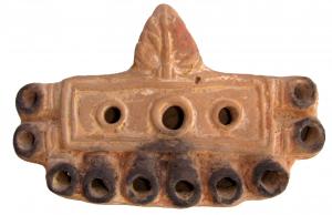 LMP-4405 - Lampe alexandrine à 10 becs 
terre cuite
TPQ : 100 - TAQ : 200
Lampe rectangulaire à 10 becs. Argile orange clair, engobe orange brique. Base plate. Anse en forme de palmette.