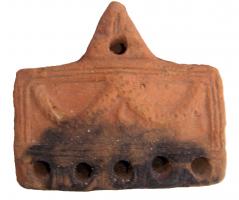 LMP-4406 - Lampe alexandrine à 5 becs : Guirlande
terre cuite
TPQ : 100 - TAQ : 200
Lampe rectangulaire à 5 becs. Double guirlande de fleurs. Argile orange clair, engobe orange brique.