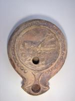 LMP-4440 - Lampe Loeschcke I tardive : Sauterelle, criquet
terre cuite
TPQ : 100 - TAQ : 200
Lampe à bec à enclume. Disque décoré d'un grillon. Argile beige, engobe marron; base plate.