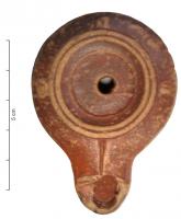 LMP-4448 - Lampe de firme tardive 
terre cuite
TPQ : 150 - TAQ : 350
Lampe à long bec rond et canal de bec. Disque vierge. Argile noisette, engobe orange-marron; base plate.