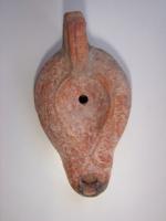 LMP-4449 - Lampe Loeschcke IV dérivé tardive 
terre cuite
TPQ : 150 - TAQ : 350
Lampe à long bec rond à demi-volutes. Disque vierge. Argile orange, engobe orange; base plate.