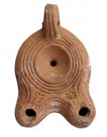 LMP-4464 - Lampe Loeschcke III à deux becs
terre cuite
TPQ : 100 - TAQ : 200
Lampe à double long bec rond. Disque vierge. Argile noisette, engobe perdue; base plate.