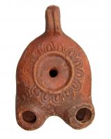 LMP-4466 - Lampe Loeschcke VIII à deux becs
terre cuite
TPQ : 100 - TAQ : 250
Lampe à double long bec rond. Disque vierge. Argile orange, engobe orange; base plate.