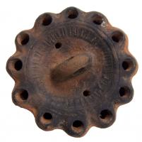 LMP-4468 - Lampe ronde à 12 becs
terre cuite
TPQ : 100 - TAQ : 250
Lampe à 12 becs ronds et anse centrale verticale.