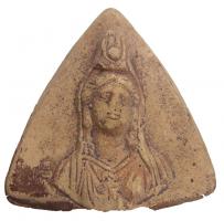 LMP-4480 - Réflecteur de lampe : Isis
terre cuite
TPQ : 50 - TAQ : 200
Réflecteur de lampe de forme triangulaire. Buste d'Isis Regina.