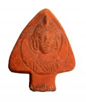 LMP-4485 - Réflecteur de lampe : Luna
terre cuite
TPQ : 50 - TAQ : 200
Réflecteur de lampe de forme triangulaire. Buste de Luna avec casque et grandes boucles d'oreille, sur croissant de lune.