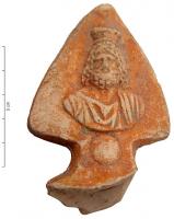 LMP-4488 - Réflecteur de lampe : Sarapis
terre cuite
TPQ : 50 - TAQ : 200
Réflecteur de lampe de forme triangulaire. Buste de Sarapis sur globe.