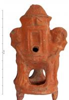 LMP-4503 - Lampe-lanterne : danseuses temple
terre cuite
TPQ : 100 - TAQ : 300
Lampe-lanterne: deux danseuses tiennent une maquette de temple, où se situe le bec. Entre leurs jambes, une cavité est aménagée pour porter éventuellement une seconde lampe. Argile orange, engobe orange.