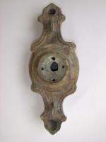 LMP-4539 - Lampe à deux becs
bronze
TPQ : 50 - TAQ : 150
Lampe à deux becs trilobés avec volutes; becs avec anneaux de suspension.