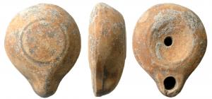 LMP-4555 - Lampe Loeschcke VIII
terre cuite
TPQ : 50 - TAQ : 150
Lampe moulée, sans anse, de talle réduite. Réservoir circulaire de profil biconvexe assymétrique. Bandeau sans décor penché vers l'extérieur, séparé du disque en simple cuvette par deux sillons. Petit bec limité par un trait droit. Base circulaire plate limitée par un sillon.