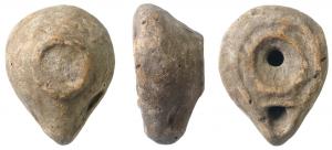 LMP-4557 - Lampe votive
terre cuite
TPQ : 100 - TAQ : 300
Petite lampe votive à réservoir en amande  de profil conique, sans anse, sans décor. Un bourrelet part du bec et souligne le bandeau. Un autre bourrelet entoure le disque. Bec ovale limité par un petit bourrelet. Base circulaire en anneau.