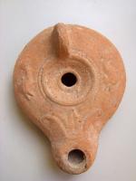 LMP-4677 - Lampe Loeschcke IV dérivé : Dauphins
terre cuite
TPQ : 200 - TAQ : 300
Lampe syro-palestinienne ronde à bec en ogive orné d'une palmette. Epaule ornée de deux dauphins. Anse ronde verticale.