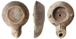 LMP-4712 - Lampe de firme, sans estampille
terre cuite
TPQ : 75 - TAQ : 200
Réservoir circulaire de profil conique. Bandeau penché vers l'extérieur porte deux tenons rectangulaires sur l'axe horizontal. Disque en cuvette profond bordée par un bourrelet continu. Bec long au méplat cordiforme porte un canal étroit. Deux sillons soulignent le départ. Base circulaire plate limitée par un anneau, sans estampille. Absence d'anse ou anse perforée.