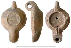 LMP-4715 - Lampe de firme : PVLCHER
terre cuite
TPQ : 75 - TAQ : 150
Anse verticale percée, à deux sillons, avec ou sans anse. Réservoir circulaire de profil biconvexe assymétrique. Bandeau penché vers l'extérieur porte deux tenons rectangulaires non percés sur l'axe horizontal.  Disque en cuvette profond interrompu au niveau du bec par un canal en V, le tout bordé par un bourrelet.   Trou d'évent, parfois un masque de théâtre. Bec long  dont le canal s'arrête au méplat. Deux sillons soulignent le départ. Base circulaire plate limitée par un bourrelet enfermant la marque PVLCHER (ligature HE), parfois PVLCHRI, en relief. Restes d'un engobe rouge vineux .