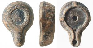 LMP-4719 - Lampe de firme tardive
terre cuite
TPQ : 200 - TAQ : 400
Lampe moulée sans anse. Réservoir circulaire de profil biconvexe asymétrique. Bandeau penché vers l'extérieur porte trois tenons rectangulaires  non percés, disposés en triangle.  Disque en cuvette plate profond bordé par un bourrelet qui se poursuite sur le bec le long d'un étroit canal et entoure le méplat. Trou d'évent dans le canal.  Base circulaire plate en creux limitée par un anneau plat en relief. Restes d'un engobe noir.