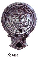 LMP-4732 - Lampe Loeschcke IB : Navire
terre cuite
TPQ : 50 - TAQ : 90
Lampe ronde à large bec en enclume à volutes. Médaillon décoré d'un navire de commerce à voile.