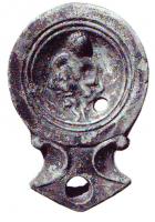 LMP-4740 - Lampe Loeschcke IC : Hercule enfant
terre cuite
TPQ : 75 - TAQ : 125
Lampe ronde à large bec en enclume à volutes. Médaillon décoré d'Hercule enfant tuant les serpents.