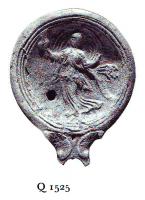 LMP-4758 - Lampe Loeschcke IV : Déesse
terre cuite
TPQ : 45 - TAQ : 60
Lampe ronde à large bec en ogive à volutes. Médaillon décoré d'une déesse (Céres, Proserpine ou Luna) tenant une torche et un bouquet de fleurs, son himation gonflé par le vent.