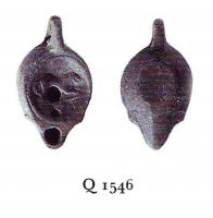 LMP-4769 - Lampe Loeschcke VI Fauve
terre cuite
TPQ : 40 - TAQ : 110
Lampe ronde dites veilleuse à petit bec en ogive à volutes en bouton. Médaillon décoré d'un lion bondissant à droite.