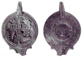 LMP-4811 - Lampe tardive à bec triangulaire : Pêche au port AVGENDI
terre cuite
TPQ : 175 - TAQ : 250
Lampe moulée à bec angulaire à volutes et anse verticale percée à deux sillons sur la tranche. Bandeau avec moulure à trois sillons concentriques. Base en anneau circulaire plat en léger relief avec une marque AVGENDI incisée. Médaillon décoré d'une scène de pêche avec ville et port à l'arrière.